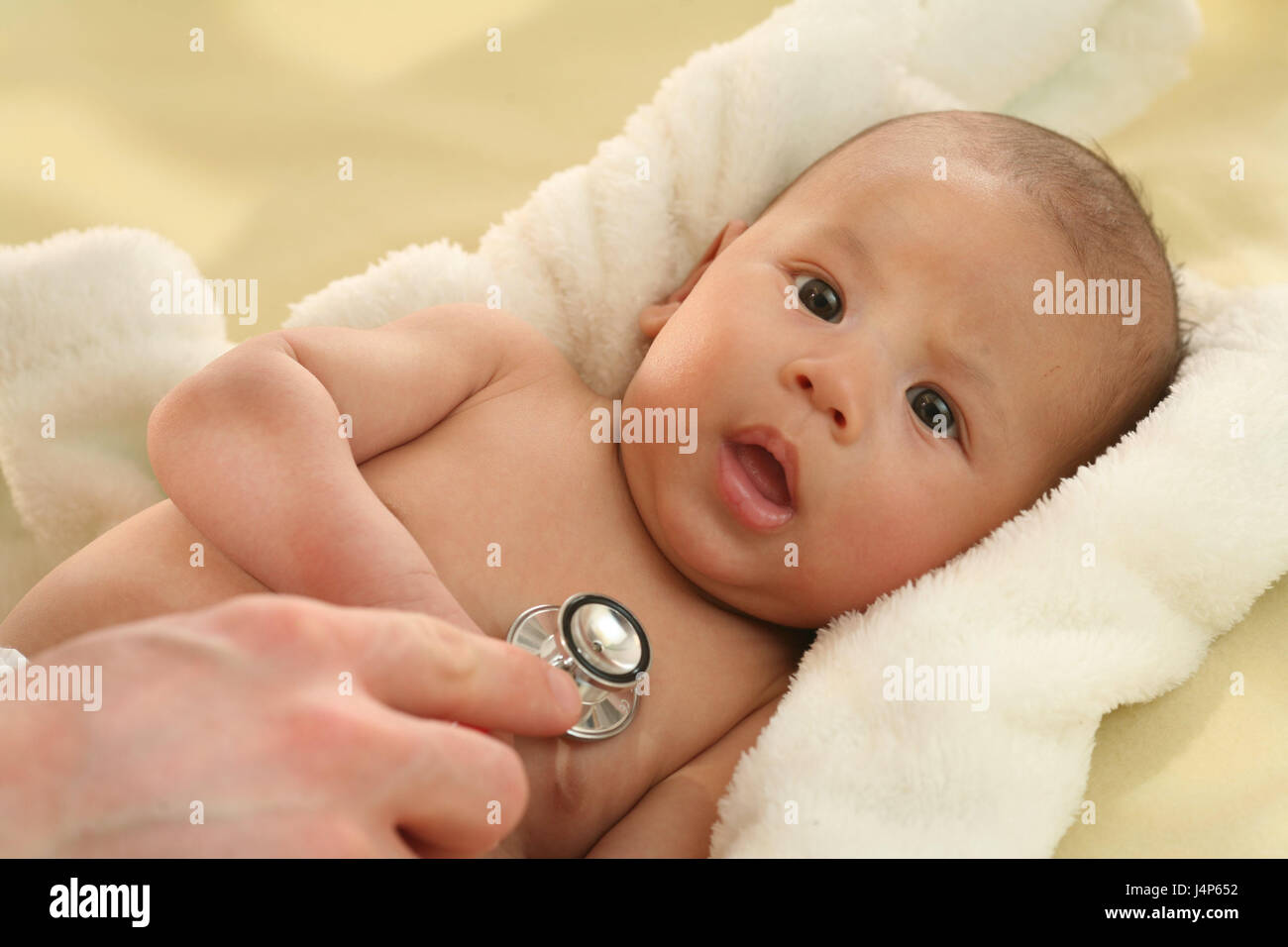 Bebé de 2 meses, enfermo, el pediatra, el examen, el estetoscopio, el detalle, el modelo, las personas liberadas, pediatra, niño, infante Foto de stock