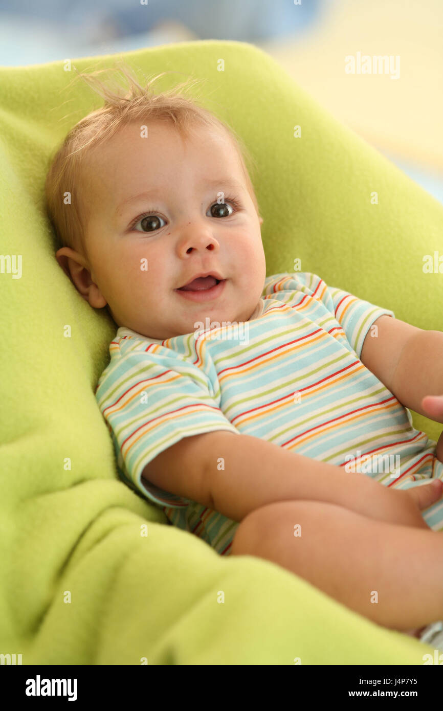 Bebé de 5 meses, la sonrisa, la cáscara del asiento, modelo liberado,  gente, niño, bebé, vestidos, tocados, Interiores, muchacho, posición de  espalda, sentarse, asiento para niños, el techo de color verde pálido,