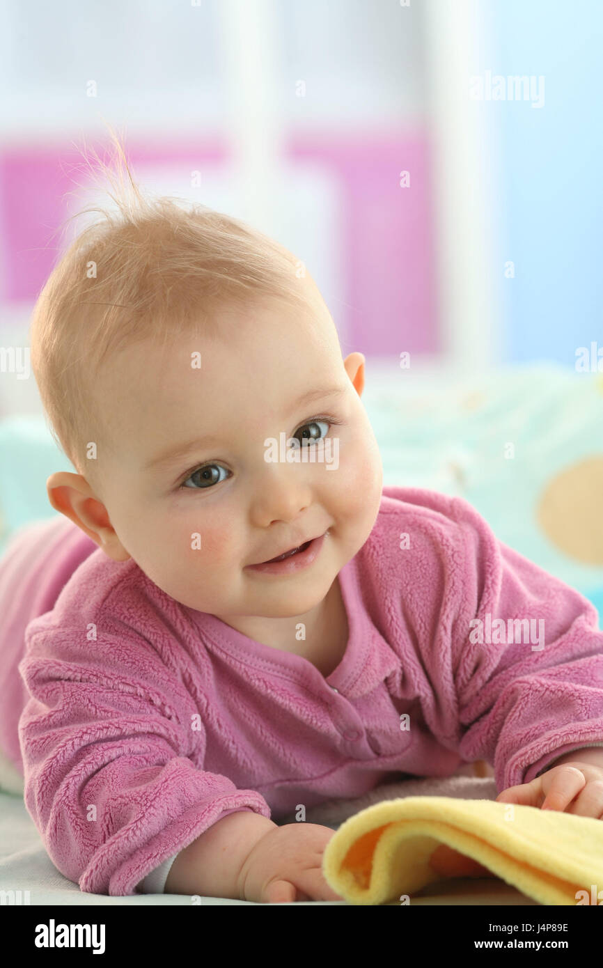 Bebe De 5 Meses Retrato Modelo Liberado Gente Nino Bebe Nino Bebe Retrato Retrato Anadir Soporte Posicion Abdominal Vestidos Rubio Interiores La Sonrisa La Mentira La Nina Rosa Fotografia De Stock Alamy