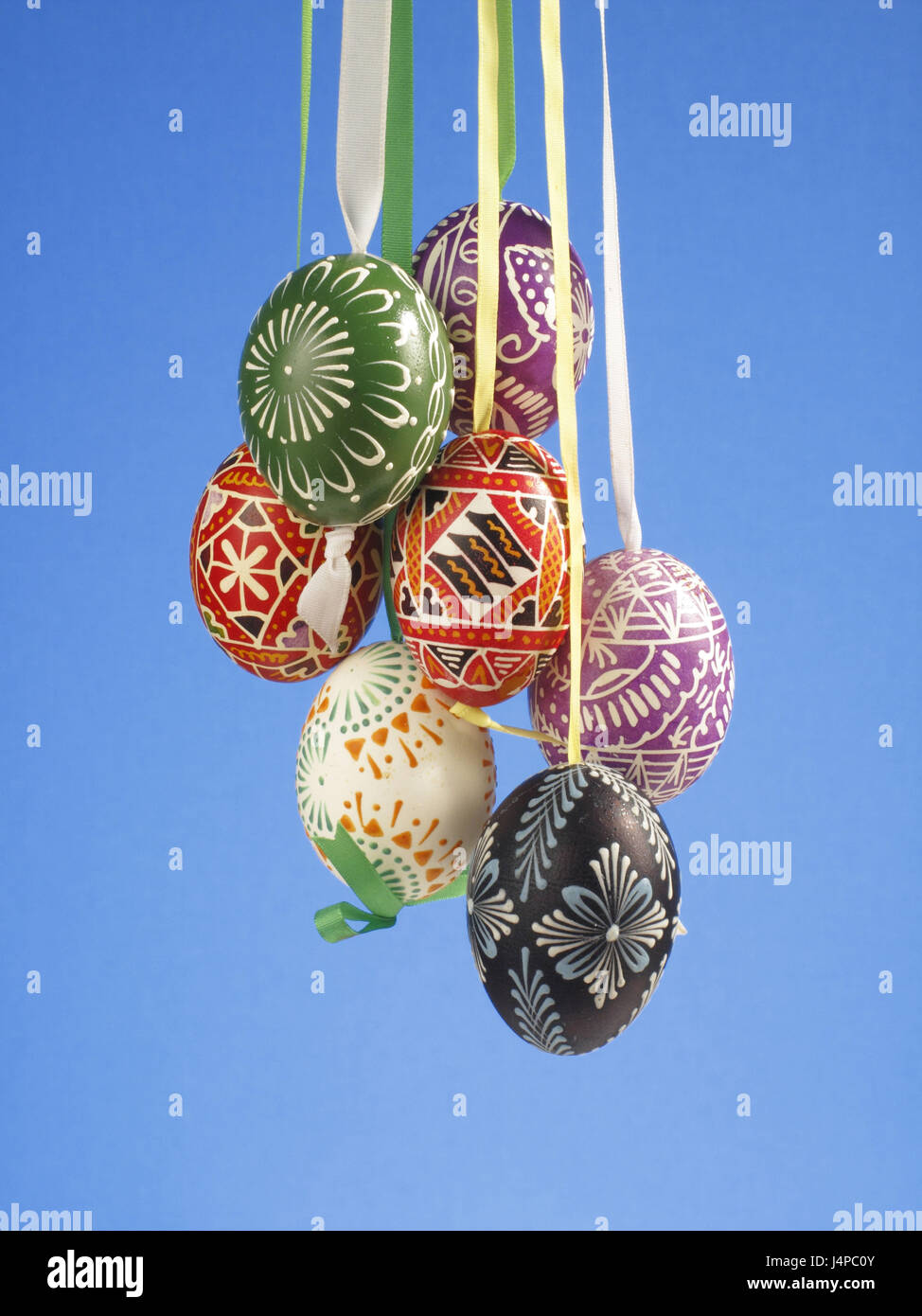 Los huevos de Pascua, diferentemente, cables colgando, Foto de stock