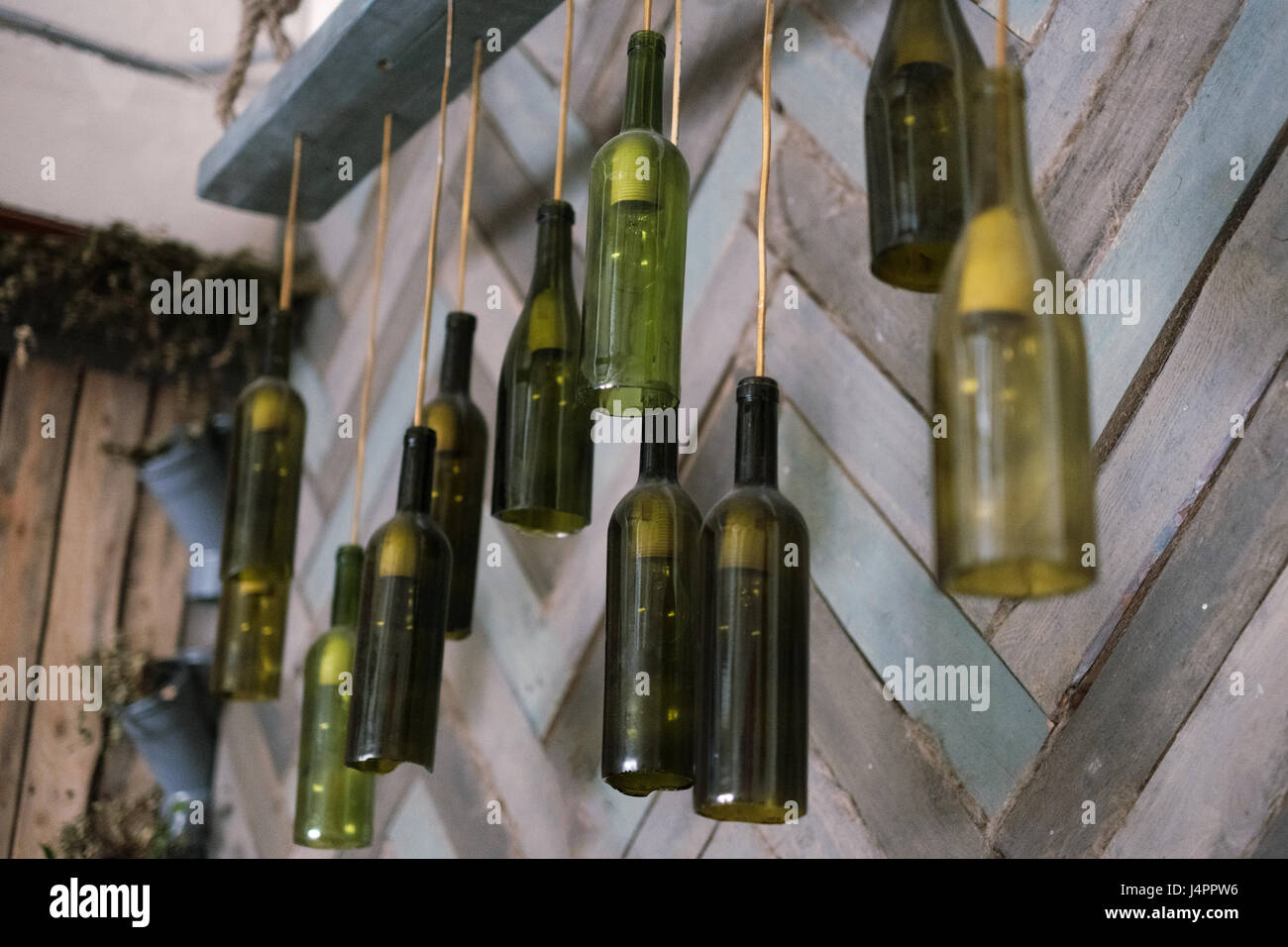 Pared de botellas colgantes fotografías imágenes de alta resolución Alamy