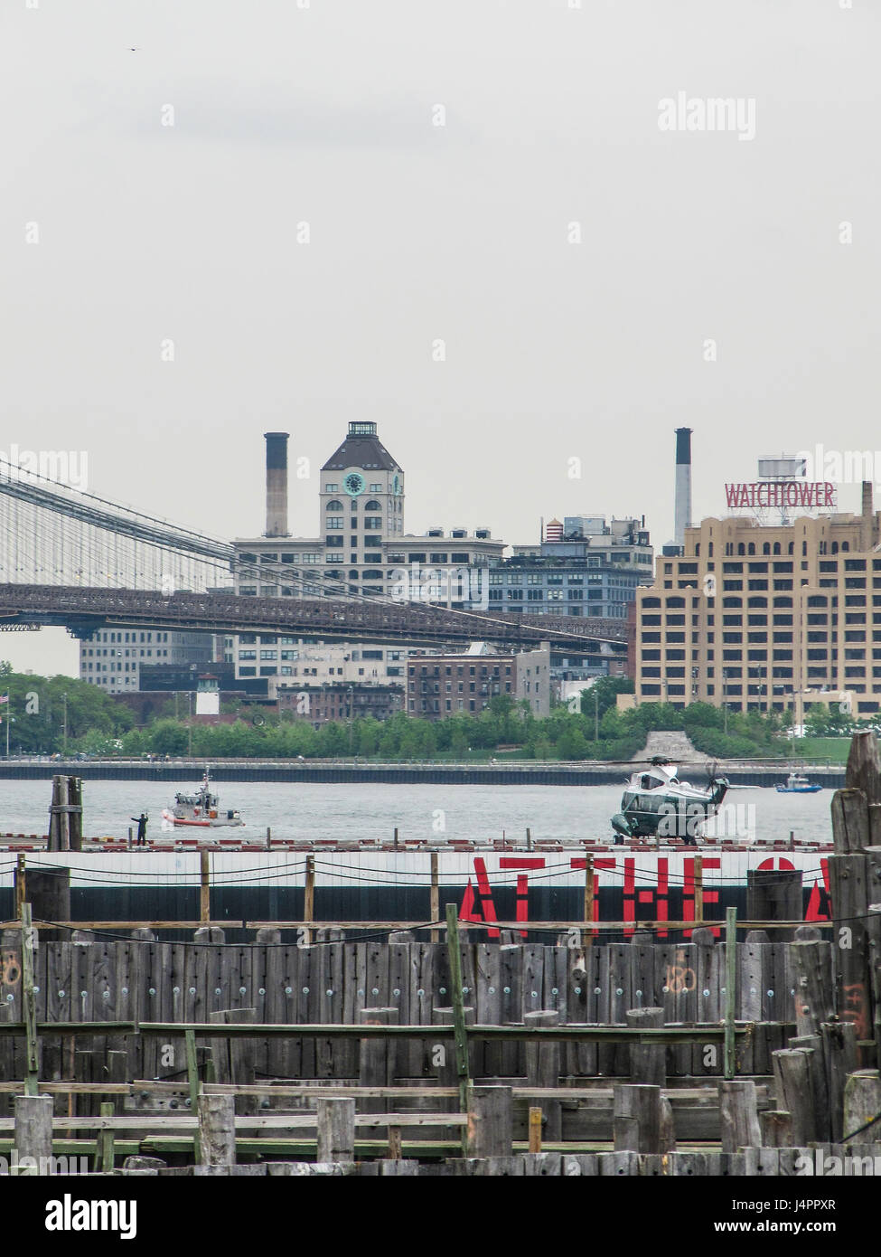 Nueva York, Estados Unidos - 16 de marzo de 2012: el helicóptero del Presidente de los EE.UU. Desembarque en Battery Park en Manhattan Foto de stock