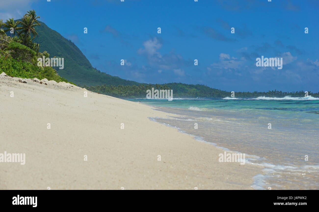 El paisaje tropical playa la arena y el mar en una costa salvaje, Huahine Island, South Pacific, Polinesia Francesa Foto de stock