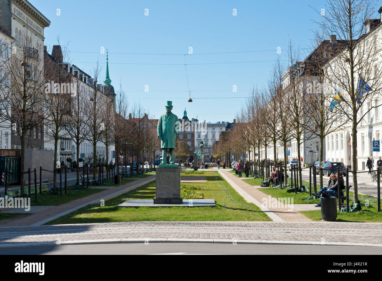 Mirar mirando a lo largo de Sankt Annae Plads en el centro de Copenhague. Dinamarca Foto de stock