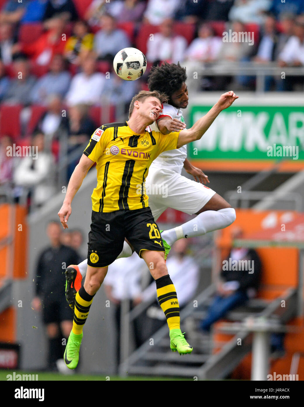 13.05.2017, 1.Bundesliga 2016/2017 Fussball, 33.Spieltag, FC Augsburg - Borussia Dortmund, in der WWK-Arena Augsburg. v.li: Lukasz Piszcek (Dortmund) gegen Caiuby (FC Augsburg). Foto: Cronos/SIG Foto de stock
