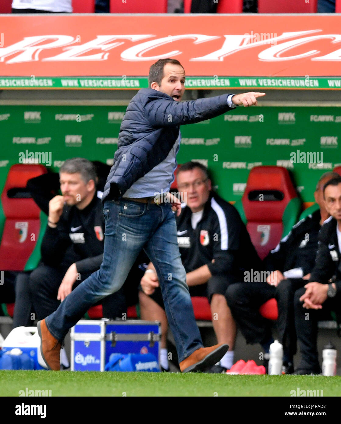 13.05.2017, 1.Bundesliga 2016/2017 Fussball, 33.Spieltag, FC Augsburg - Borussia Dortmund, in der WWK-Arena Augsburg. Formador Manuel Baum (FC Augsburg) en ira.,,, unzufrieden pessimistisch nachdenklich, fassungslos, denkt nach, Verzweiflung verzweifelt enttäuscht,,,, , Enttäuschung Foto: Cronos/SIG Foto de stock