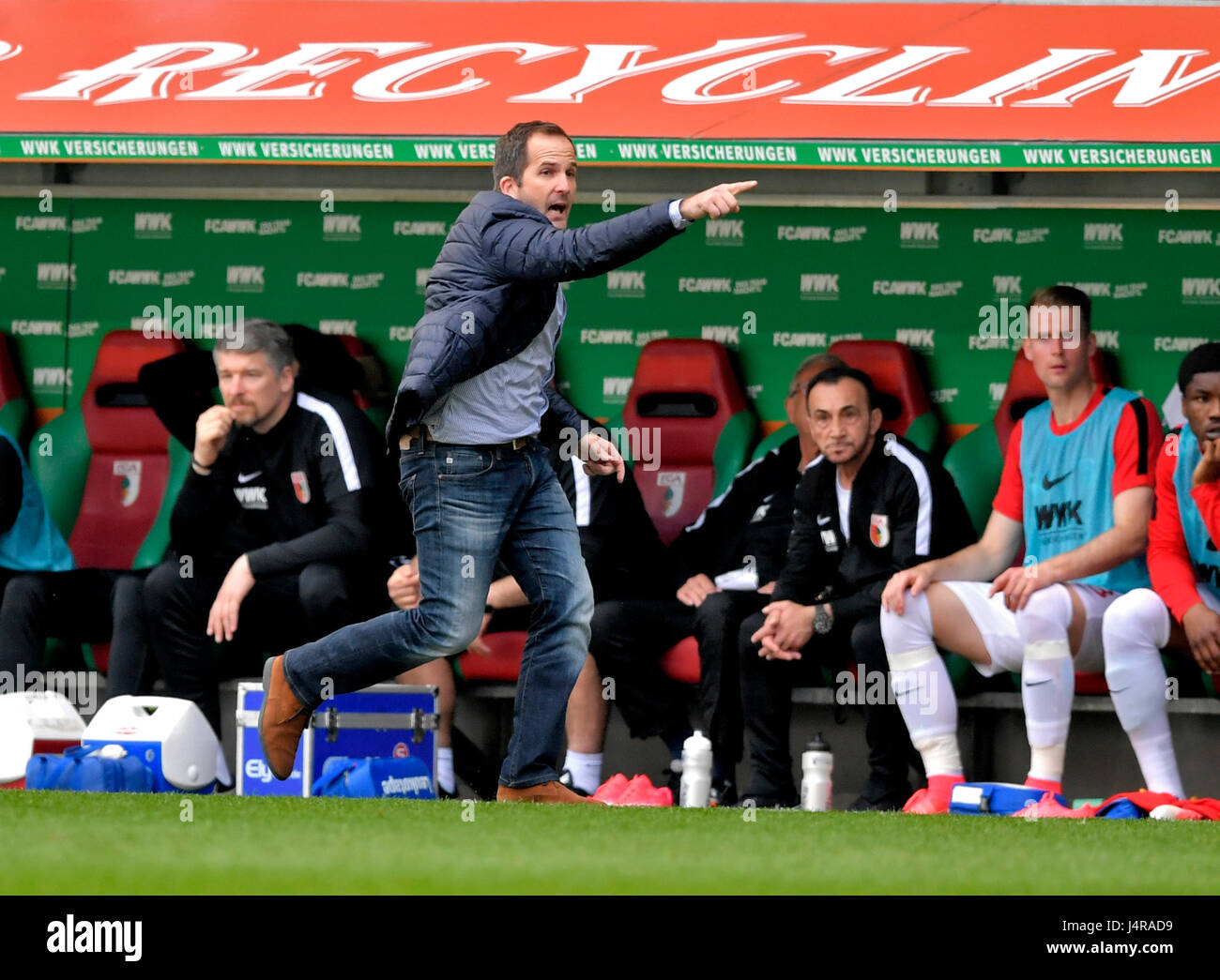 13.05.2017, 1.Bundesliga 2016/2017 Fussball, 33.Spieltag, FC Augsburg - Borussia Dortmund, in der WWK-Arena Augsburg. Formador Manuel Baum (FC Augsburg) en ira.,,, unzufrieden pessimistisch nachdenklich, fassungslos, denkt nach, Verzweiflung verzweifelt enttäuscht,,,, , Enttäuschung Foto: Cronos/SIG Foto de stock