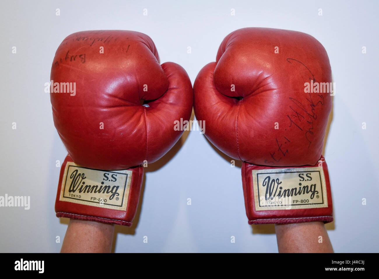 Londres, Reino Unido. 14 de mayo de 2017. Un par de guantes de boxeo  desgastado y firmado por Muhammad Ali en el Campeonato Mundial de Pesos  Pesados bout con Joe Bugner en
