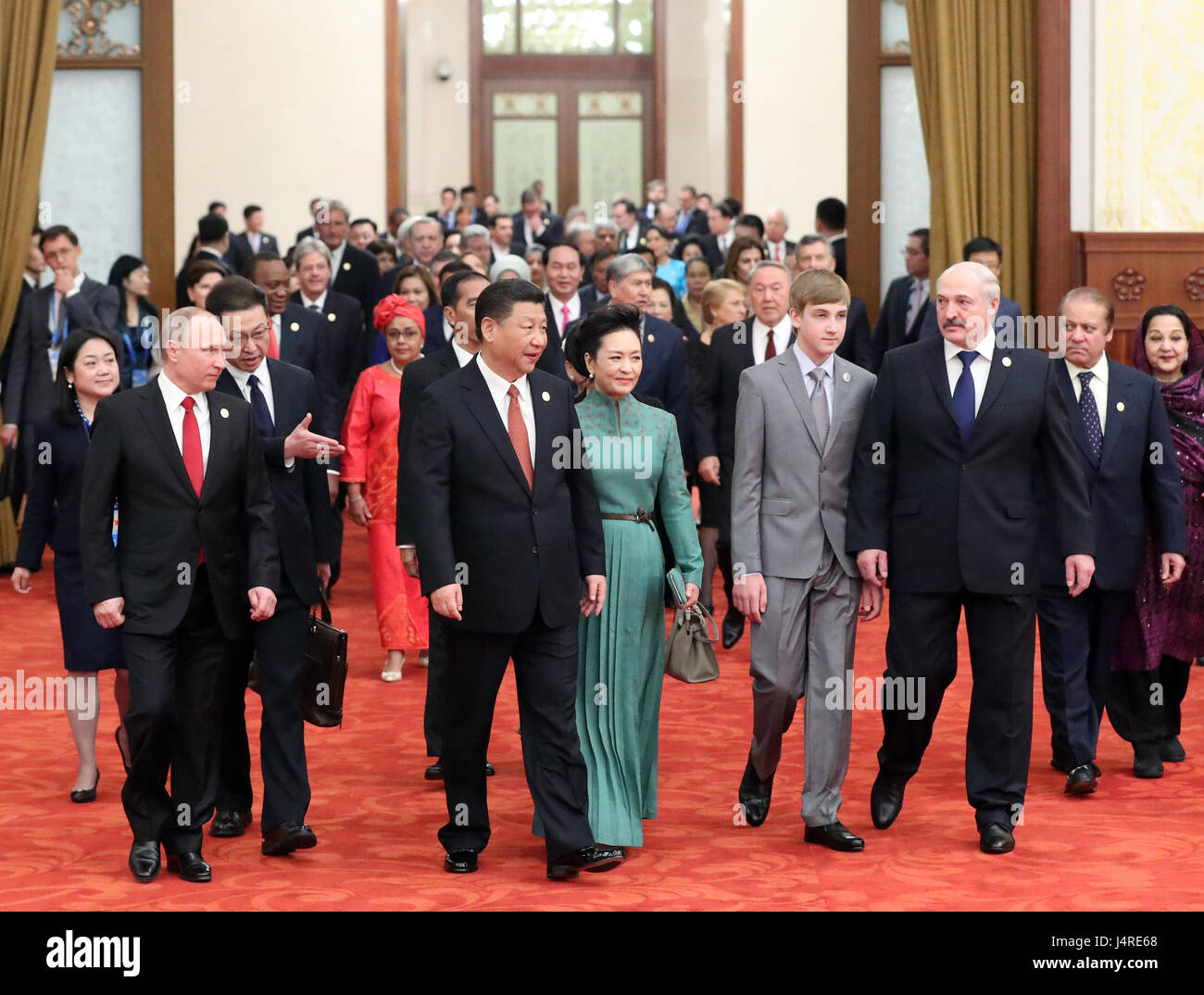 Beijing, China. 14 de mayo de 2017. El Presidente chino Xi Jinping, su esposa Peng Liyuan y otros distinguidos invitados de la correa y el Foro de carretera (FRB) Cooperación internacional para asistir a un banquete de bienvenida en Beijing, capital de China, 14 de mayo de 2017. Crédito: Liu Weibing/Xinhua/Alamy Live News Foto de stock