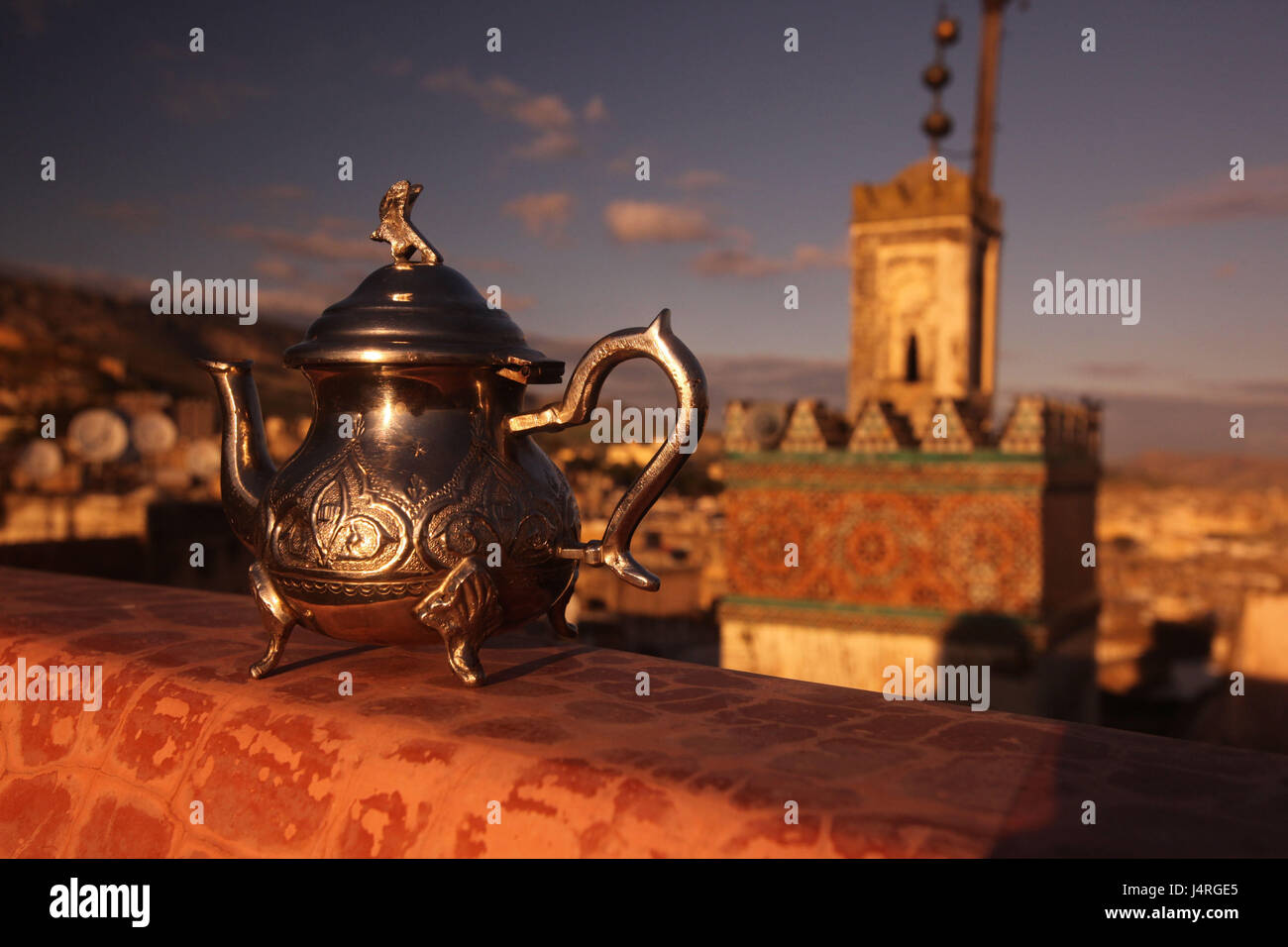 Marruecos, Fez, la ciudad, el Casco Antiguo, la Medina, la casa de té, la mezquita, el hotel, el restaurante, la olla, detalle Foto de stock