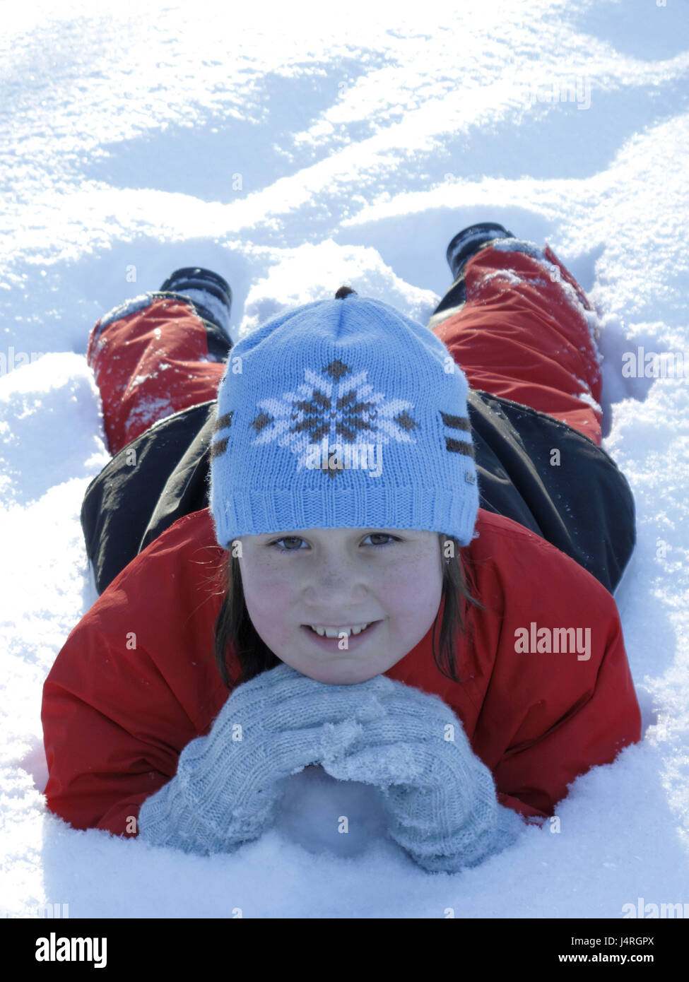 hermosa niña feliz en traje de esquí y sombrero de lana con gafas de  protección en la nieve blanca en las montañas durante el invierno  vacaciones de navidad al aire libre Fotografía de stock - Alamy