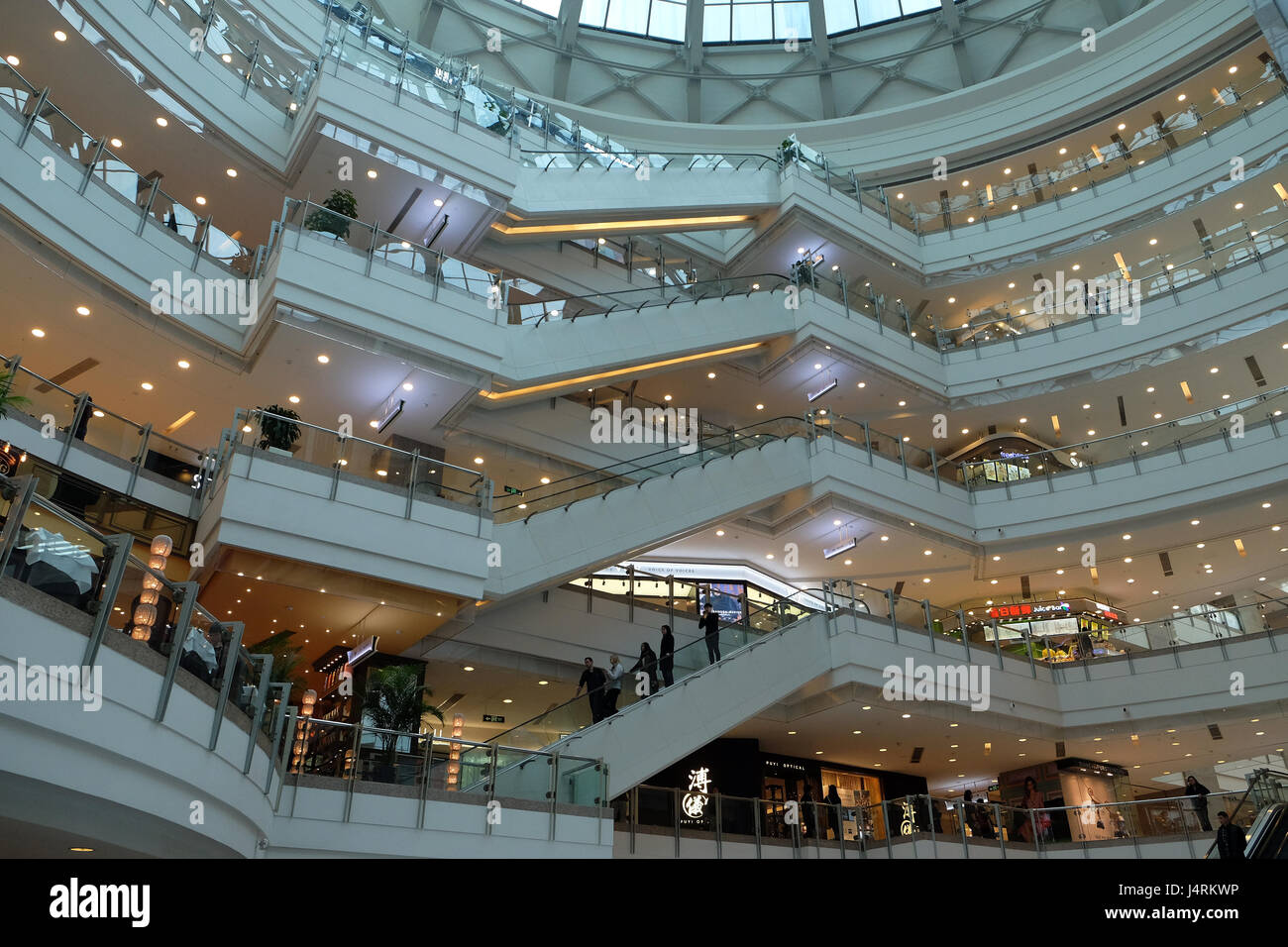 Luxury shopping mall fotografías e imágenes de alta resolución - Alamy