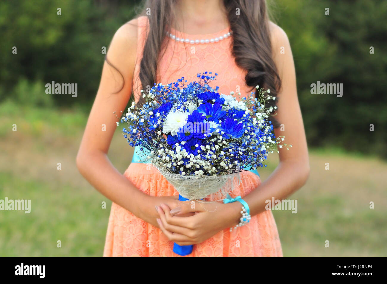 La dama de honor la celebración de novias bouquet azul Fotografía de stock  - Alamy