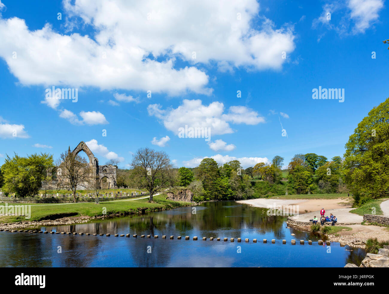 Bolton priorato y el Río Wharfe, Bolton Abbey, Wharfedale, Yorkshire Dales National Park, North Yorkshire, Inglaterra, Reino Unido. Foto de stock