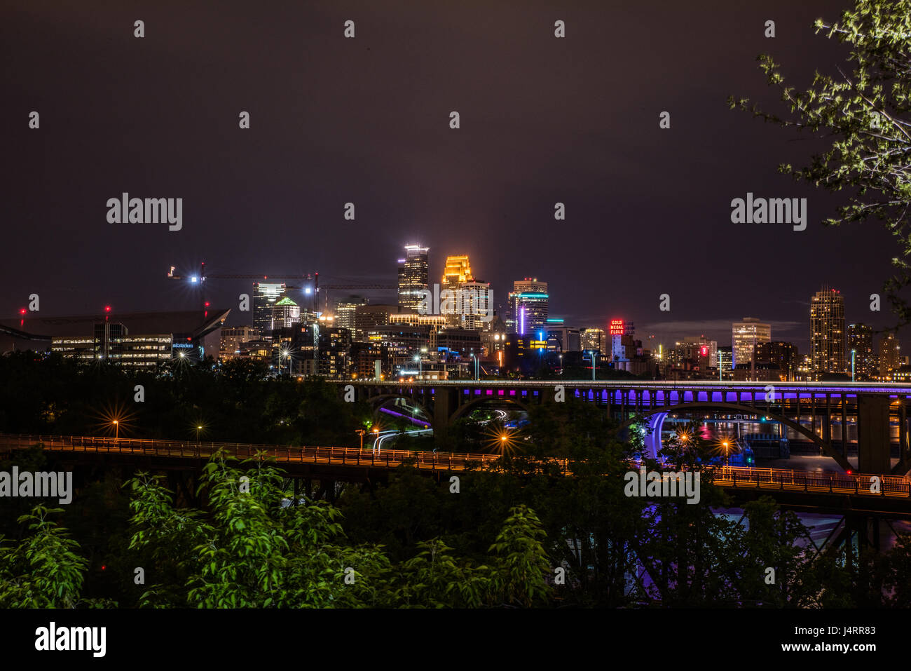 Glowing Minneapolis Skyline nocturno Foto de stock