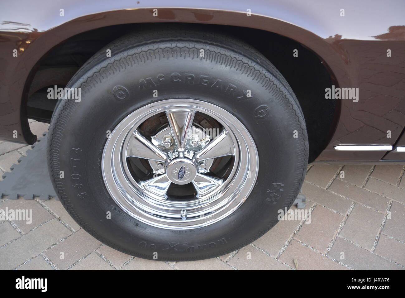 Brillante cromo cragar la llanta de la rueda de neumático de coche negro  Fotografía de stock - Alamy
