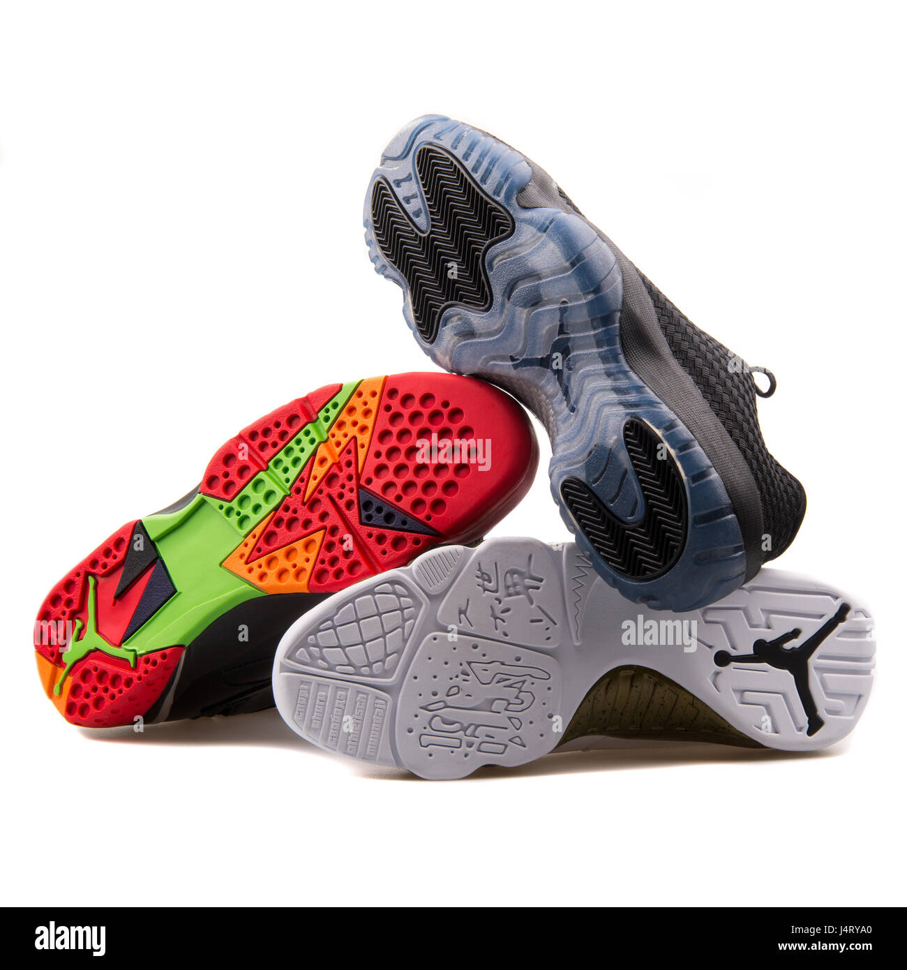 Montón de zapatillas de baloncesto Nike Air Jordan sobre fondo blanco  Fotografía de stock - Alamy