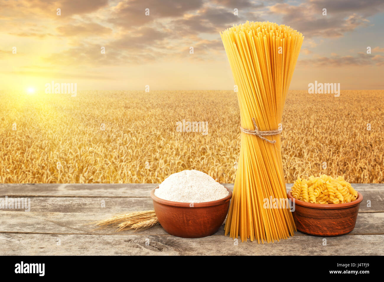 Sin cocer la pasta de trigo duro, harina integral en un tazón de