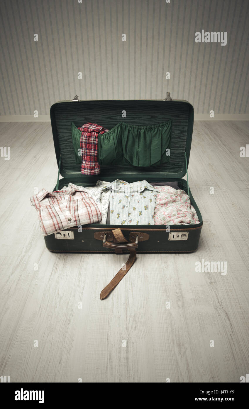 Vintage maleta abierta sobre un piso de madera en una habitación vacía  Fotografía de stock - Alamy