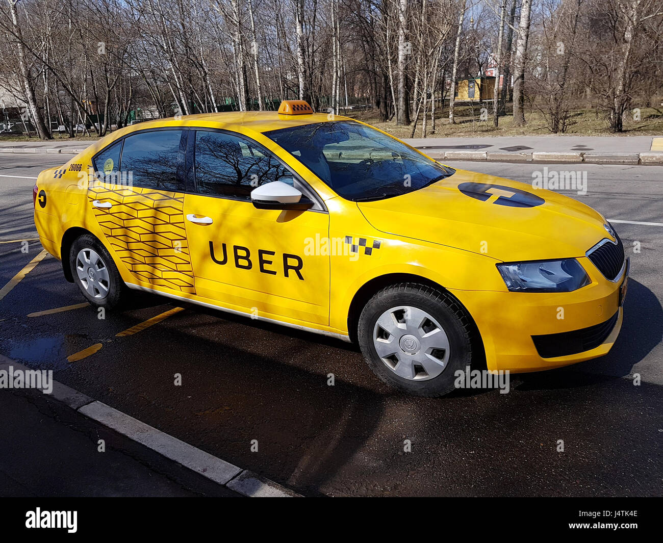 Nuevo taxi amarillo con logotipo Uber Foto de stock