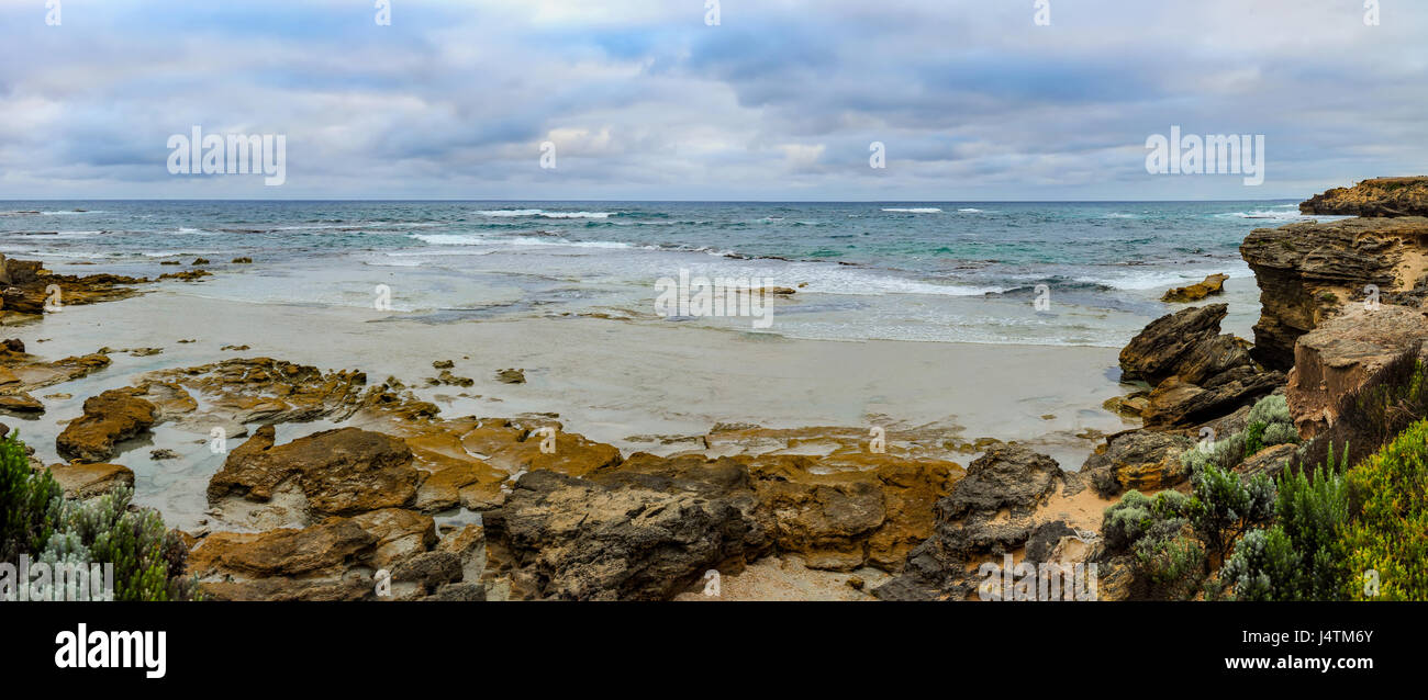Las afiladas rocas en la costa australiana del océano Pacífico Foto de stock