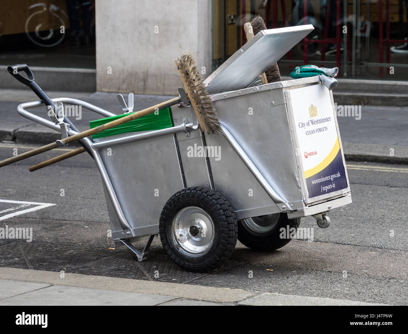 Un carro de limpieza de calles pertenecientes al Consejo de Westminster en el centro de Londres Foto de stock
