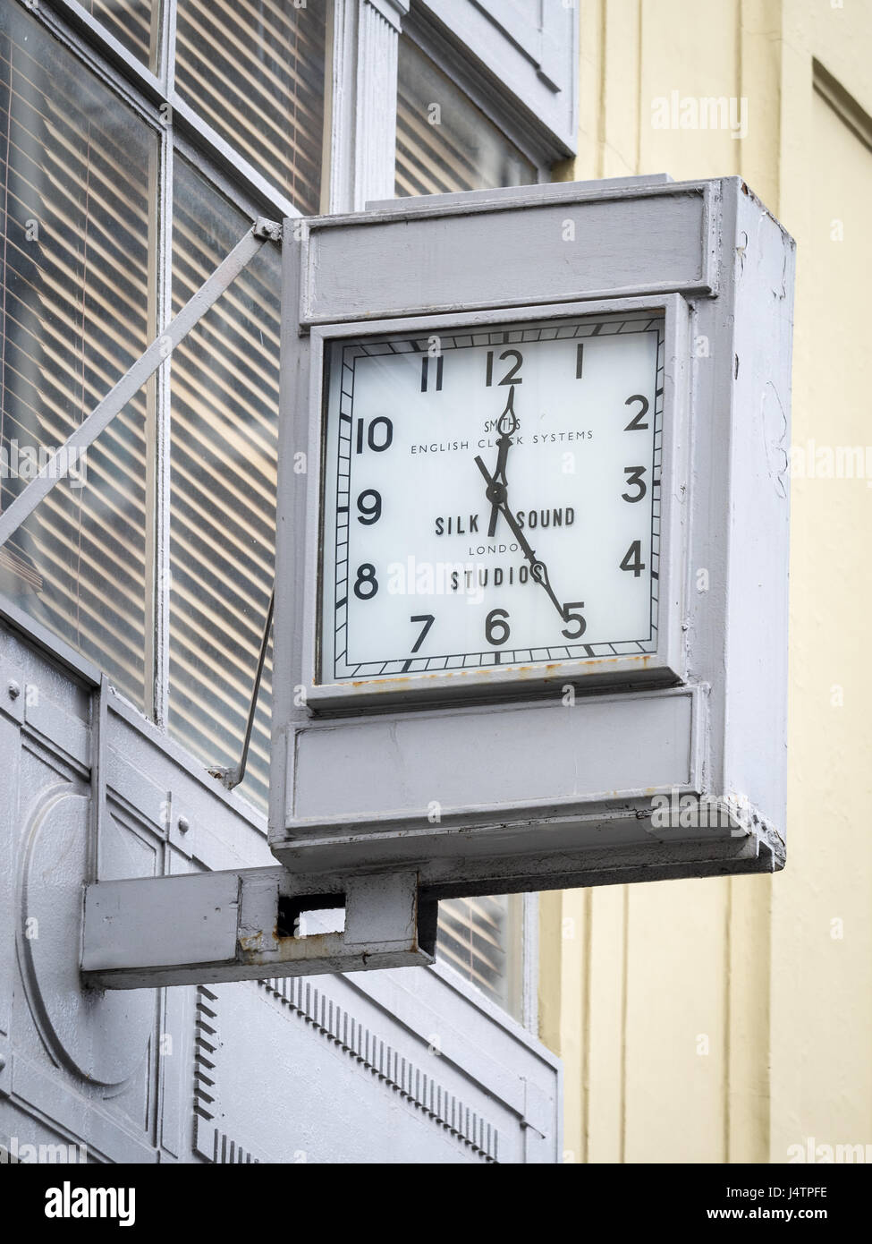 Reloj fuera del edificio de la casa de la Seda Studios en Berwick Street en el distrito del Soho de Londres Foto de stock