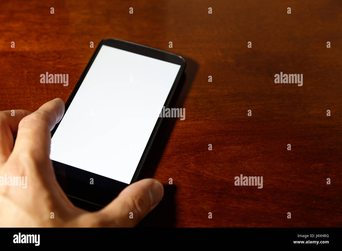 Mostrando smartphone con pantalla en blanco. El concepto de comunicación empresarial. Foto de stock