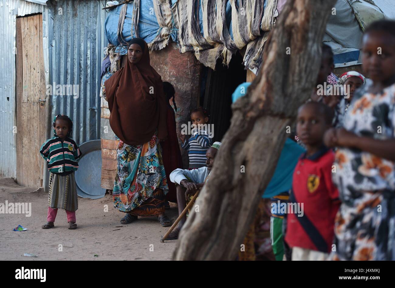 Las mujeres y los niños en una persona desplazada internamente (IDP) campamento en Hargeisa, Somalilandia, donde las familias han tenido que abandonar sus hogares en las aldeas se trasladan a la ciudad para encontrar comida y agua después de la reciente sequía. Foto de stock