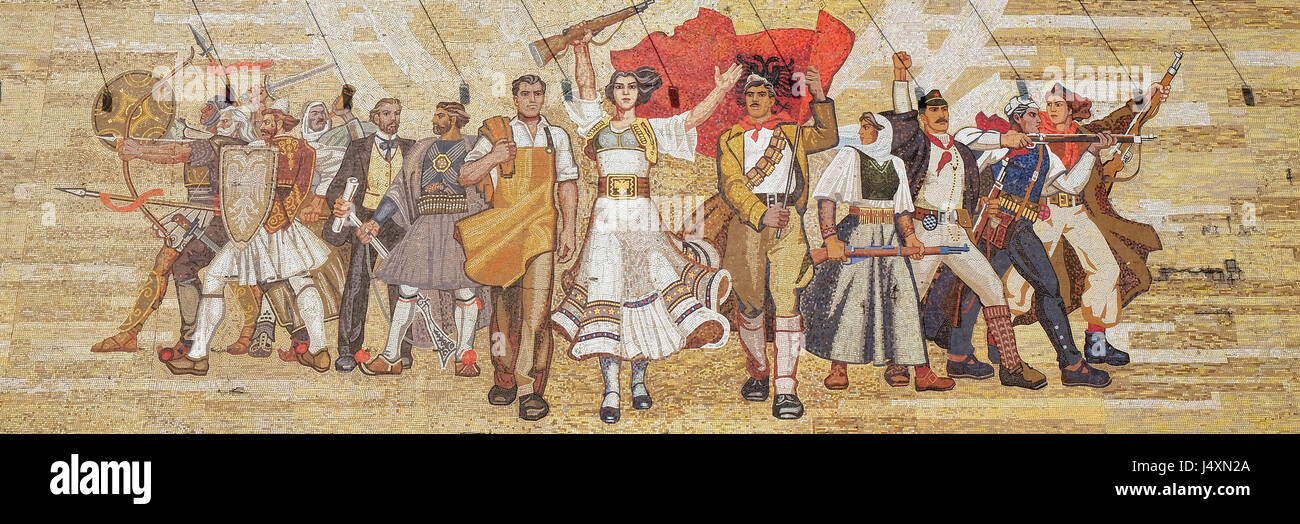 Mosaico sobre el Museo Nacional de Historia con propaganda socialista y revolucionaria heroica, Tirana, Albania Foto de stock
