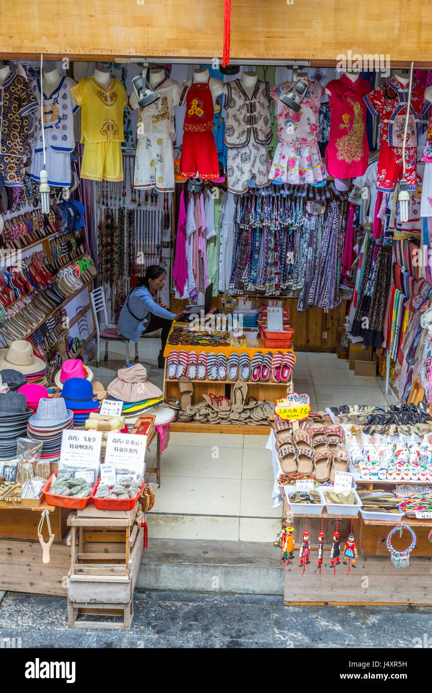 Zhenyuan, Guizhou, China. Tienda de venta de ropa, y Fotografía de stock - Alamy