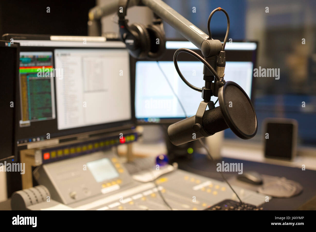 Micrófono de emisora de radio, Moderno studio Foto de stock