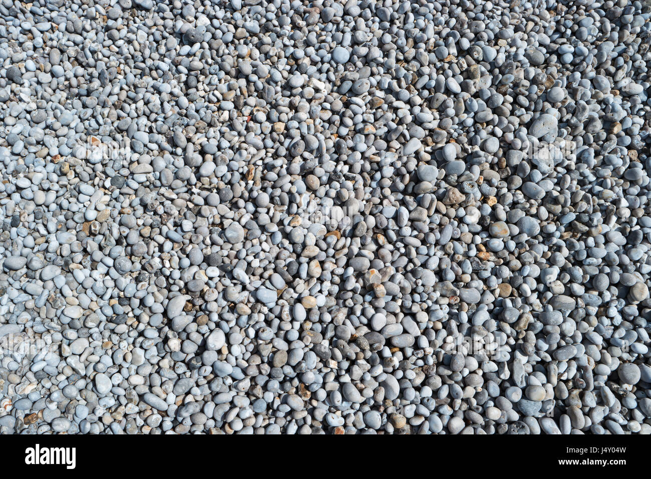 Los guijarros en la playa para la textura y el fondo. Piedras del mar, costa atlántica, Etretat, Normandía, Francia, Europa. Ronda hermoso mar guijarros en Pebble Foto de stock