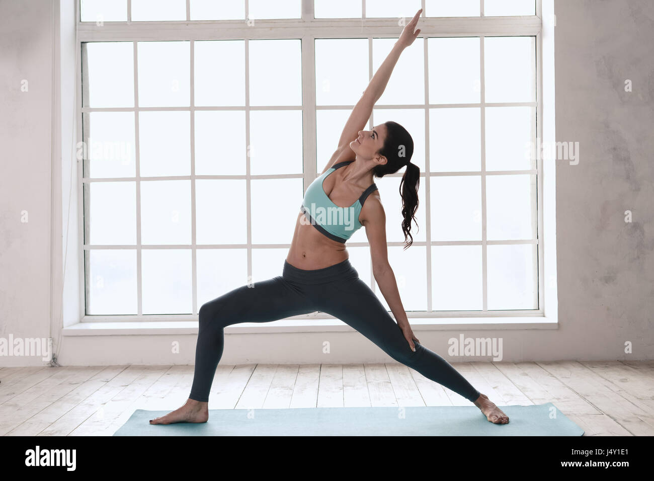 Mujer joven hacer yoga plantean ejercicio vida sana Foto de stock