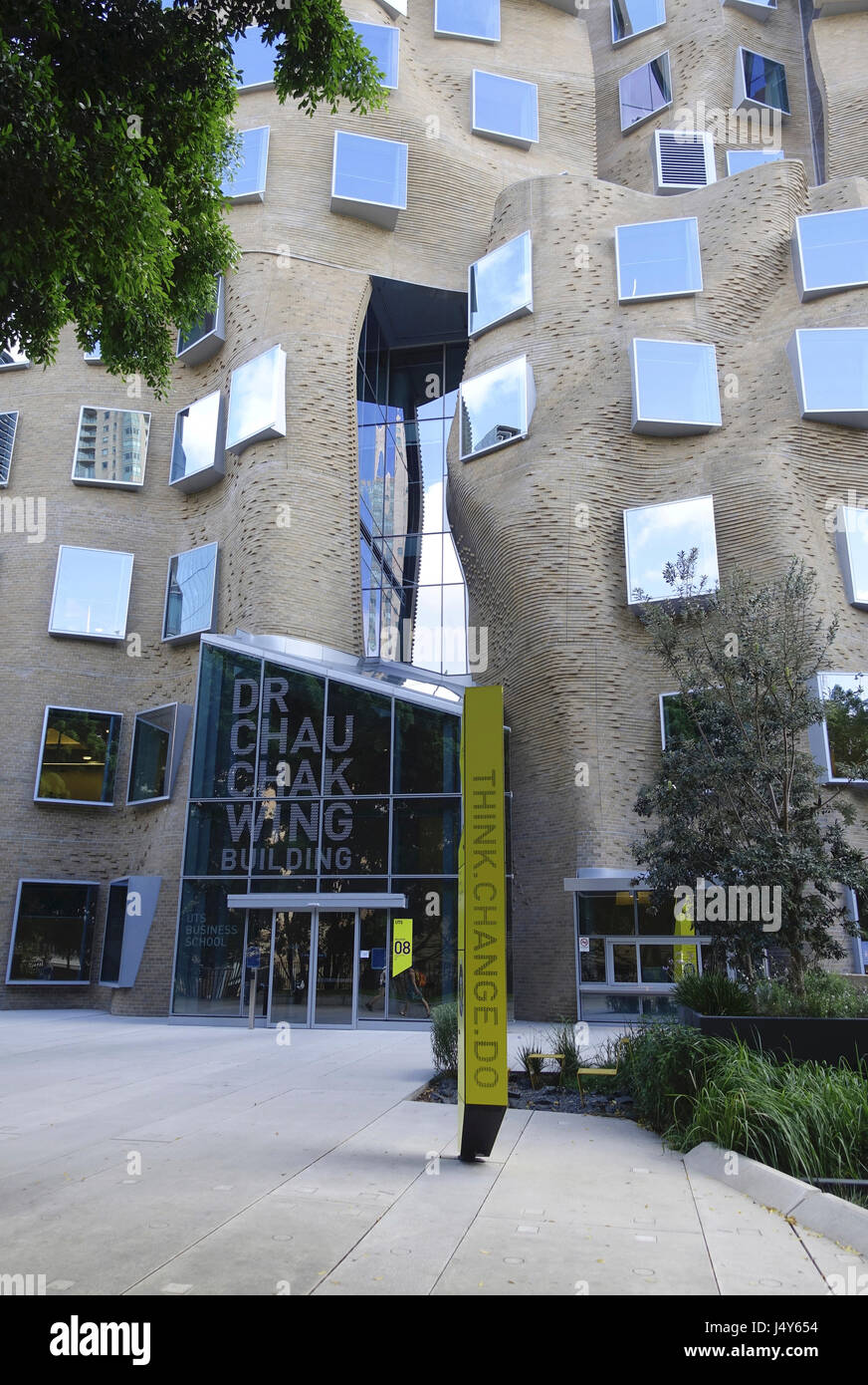 Entrada al Dr. Chau Chak Wing Building en la Universidad de Tecnología de Sydney (UTS), inaugurado en 2015 y diseñado por el arquitecto estadounidense Frank Gehry Foto de stock