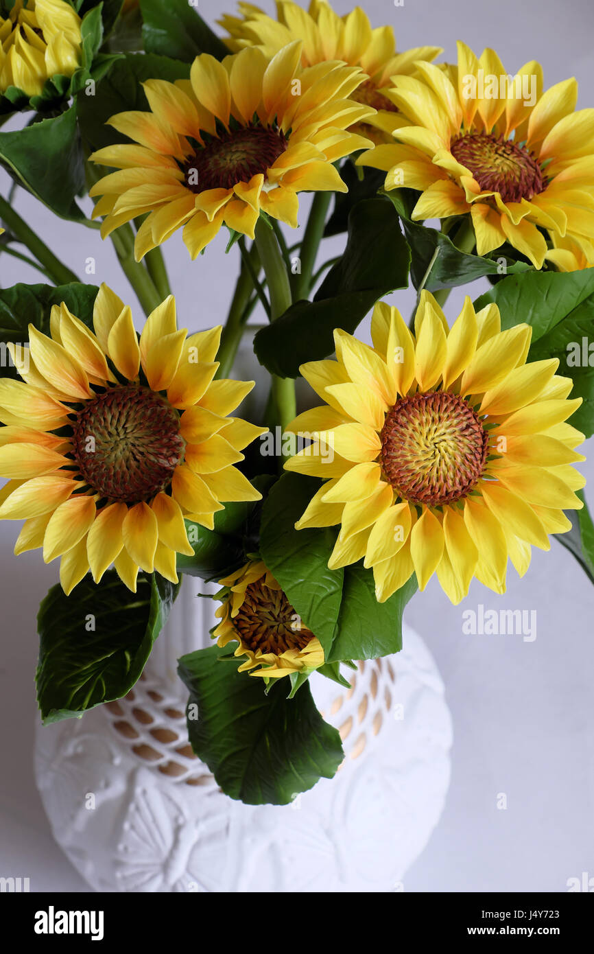 Fondo de amarillo girasol Artificial flores en la Mesa de la cocina para el  hogar y decoración de edificios Fotografía de stock - Alamy