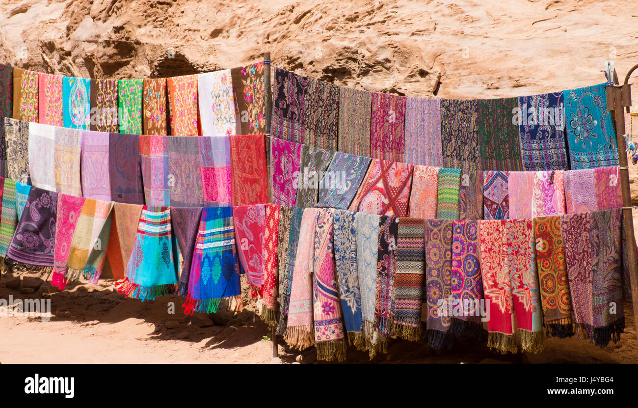 Coloridos Pañuelos Pashminas o en un stand de recuerdos al aire libre en  Petra Jordania. Pañuelos y Bufandas Tejidas tienen varios diseños, patrones  y colores Fotografía de stock - Alamy