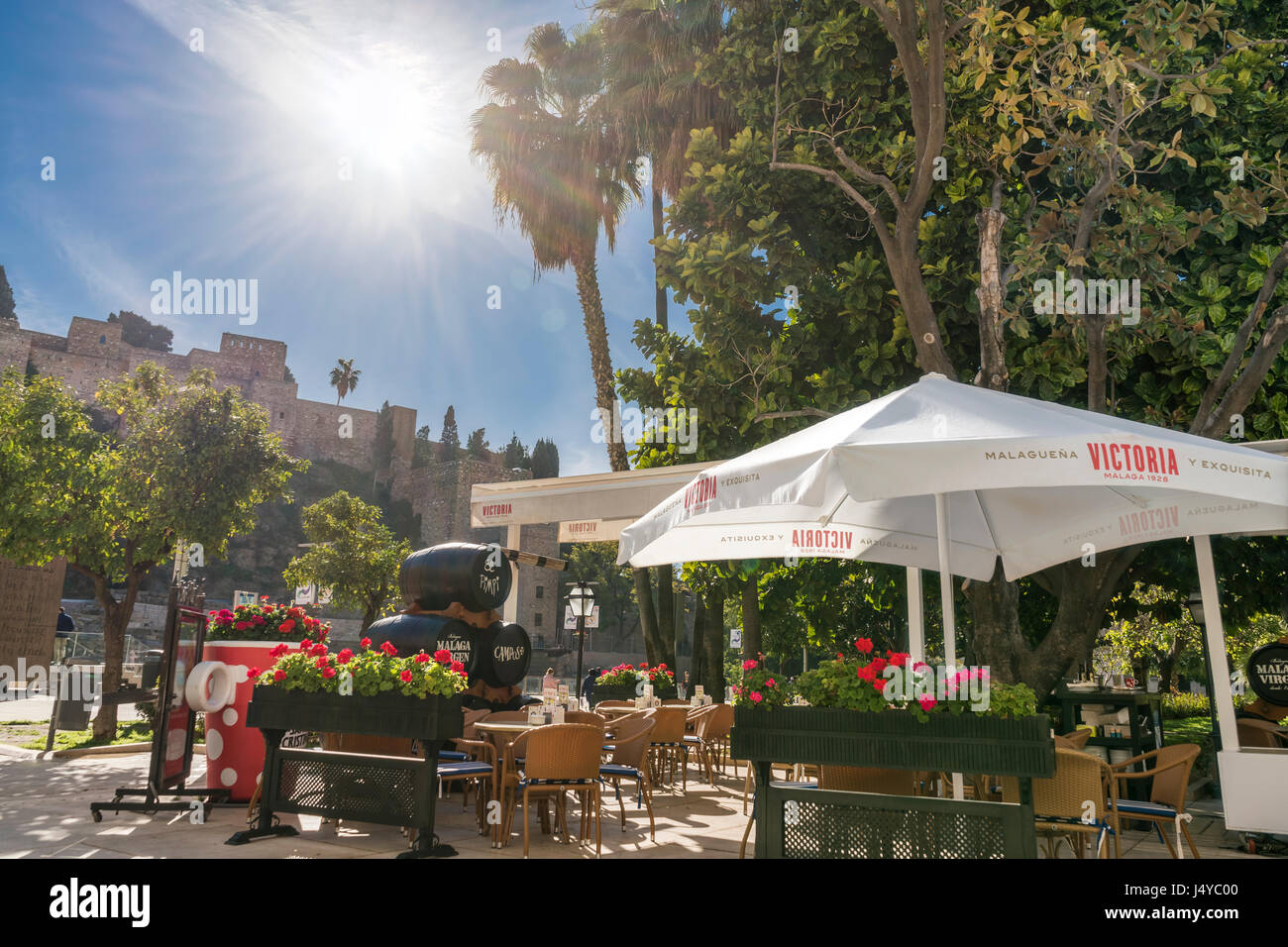 Bodegas El Pimpi de Málaga, una bonita terraza para tomar un café o comer frente al Teatro Romano y la Alcazaba. Sol por la mañana. Foto de stock