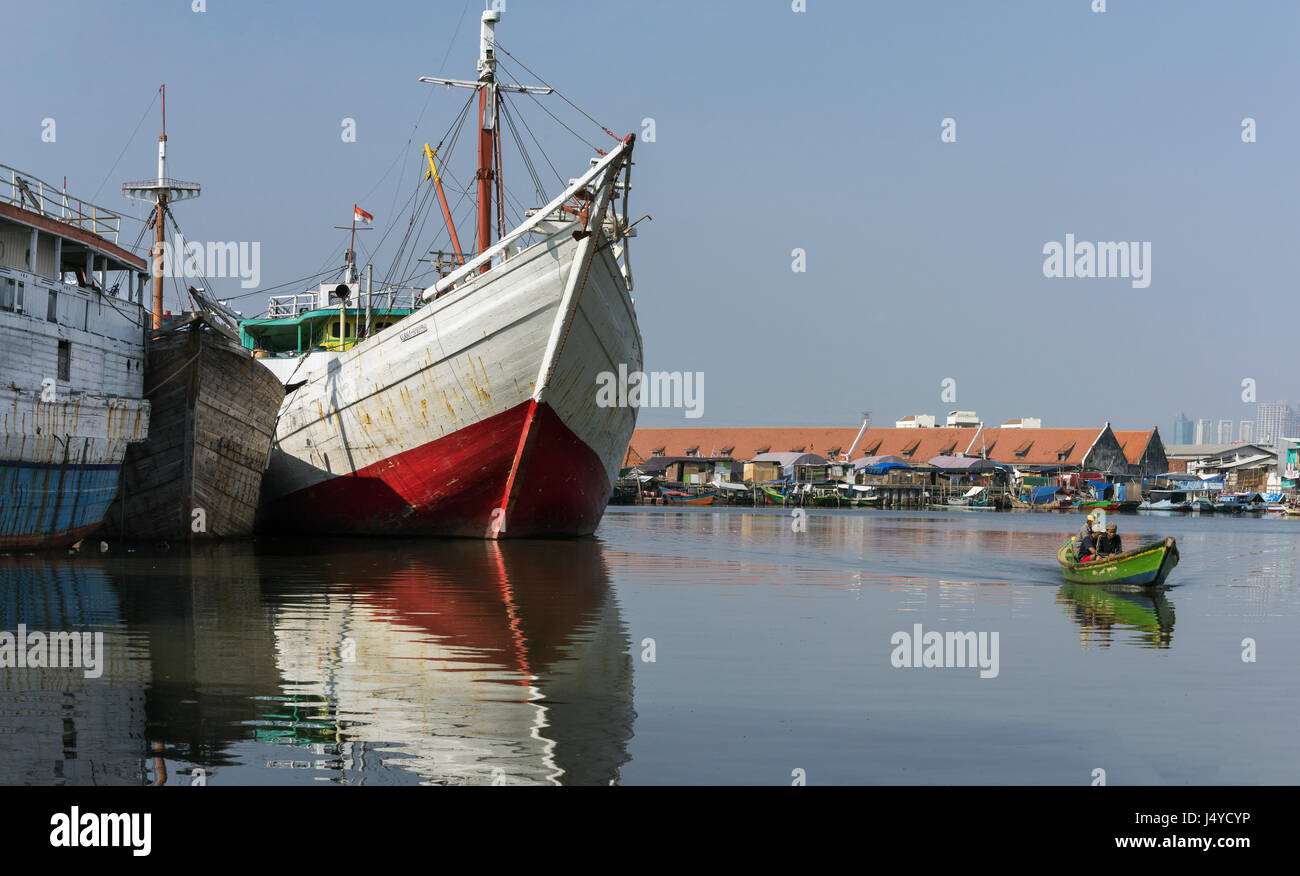 Puerto interior con pinisi y pequeñas embarcaciones, puerto Sunda Kelapa, Yakarta, Indonesia Foto de stock