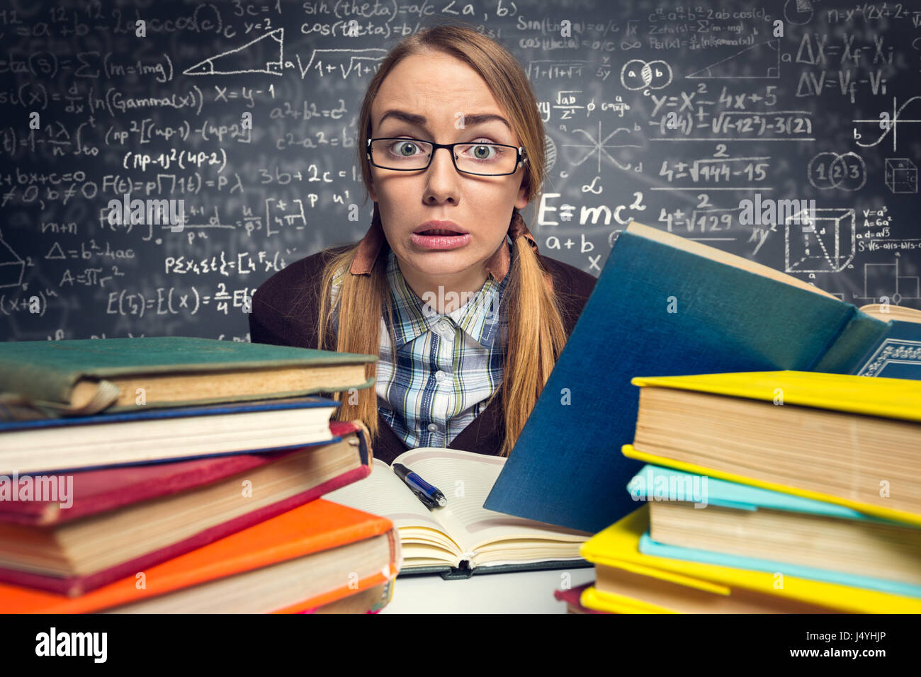 Asustado estudiante antes de un examen, expresión de pánico Foto de stock