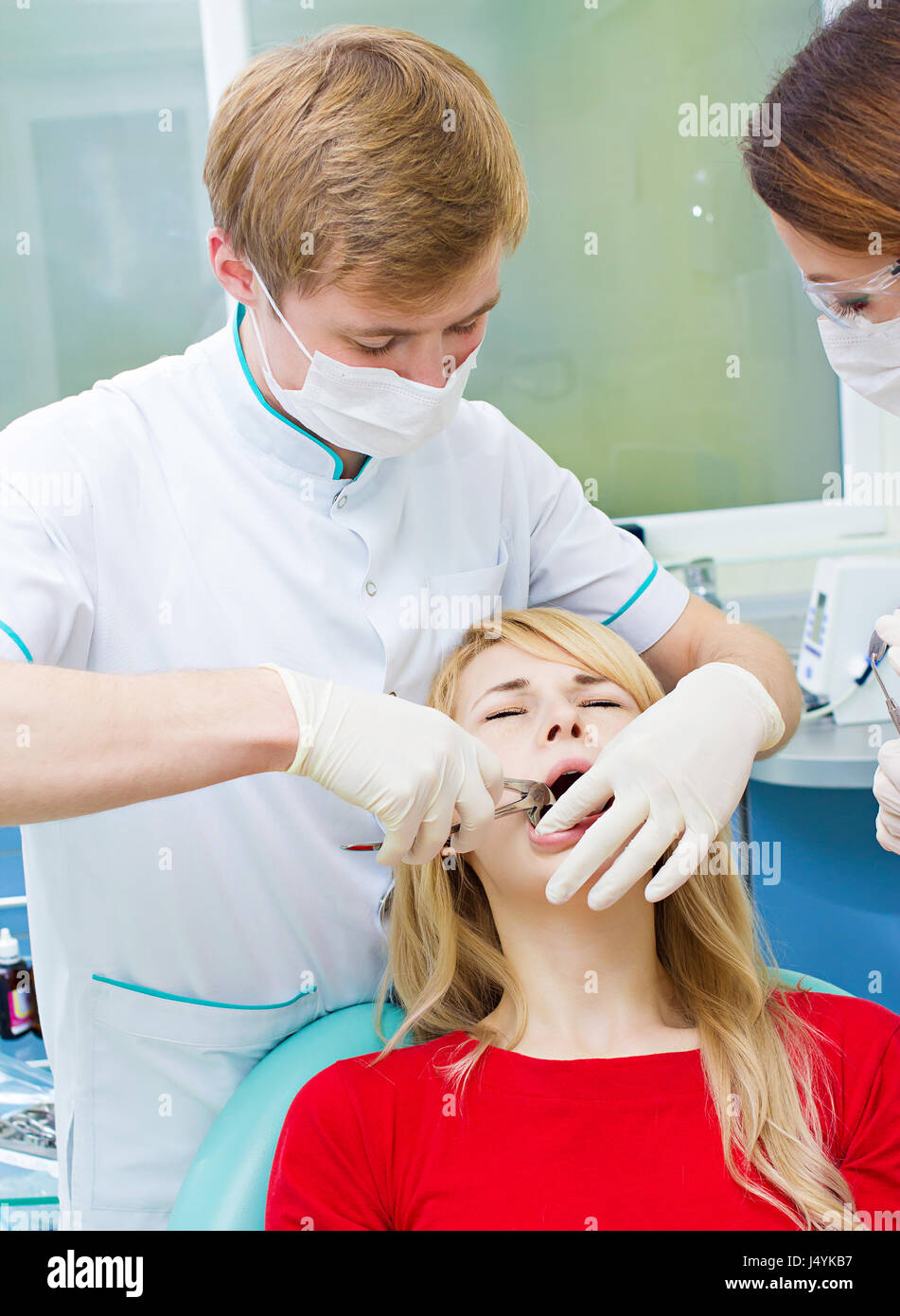 Closeup joven al dentista oficina clínica. Asistente médico varón y