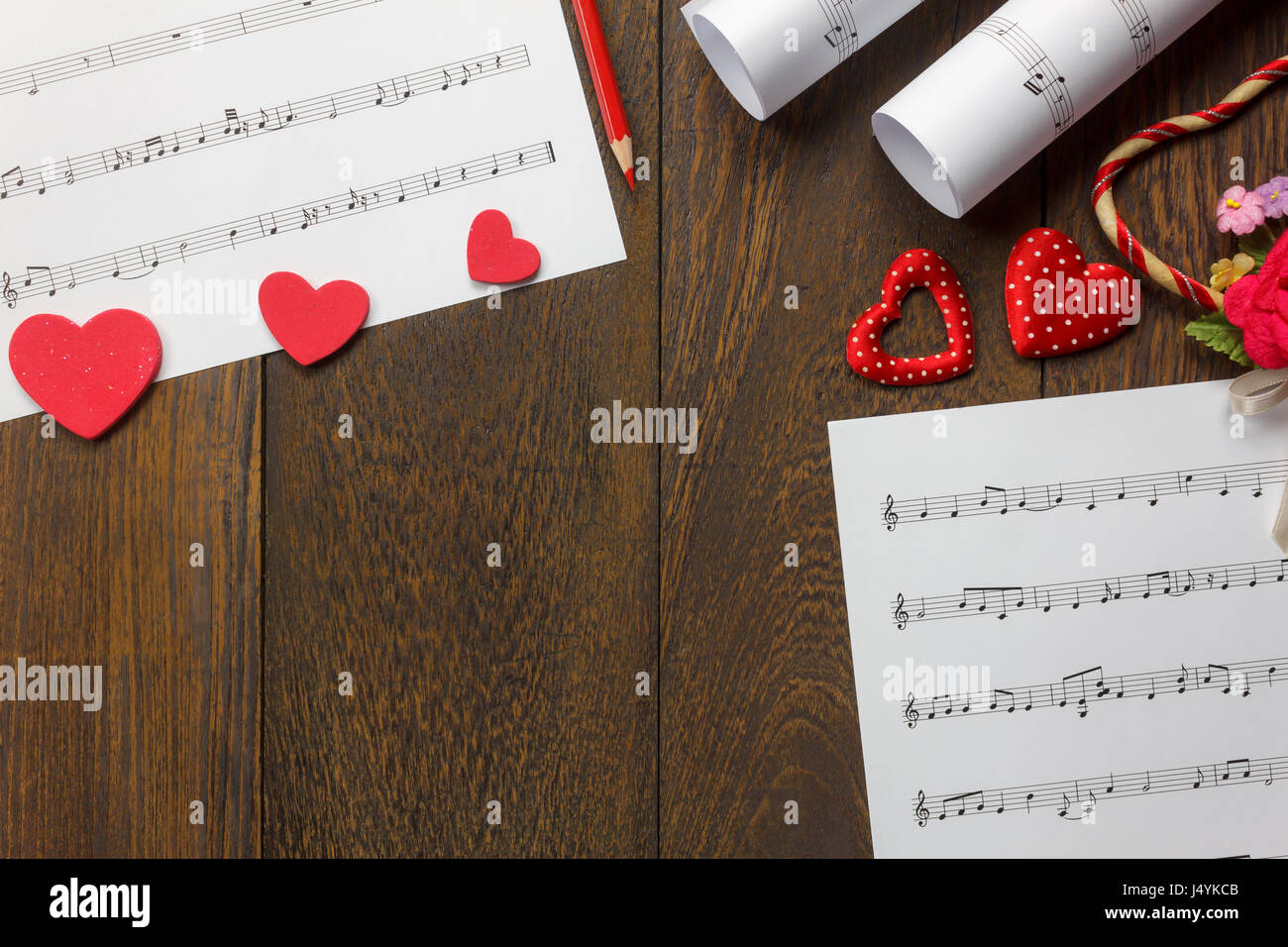Vista superior de la canción de amor del día de San Valentín de fondo  música y decoraciones.forma corazón,música nota papel,flor de madera con  espacio de copia Fotografía de stock - Alamy