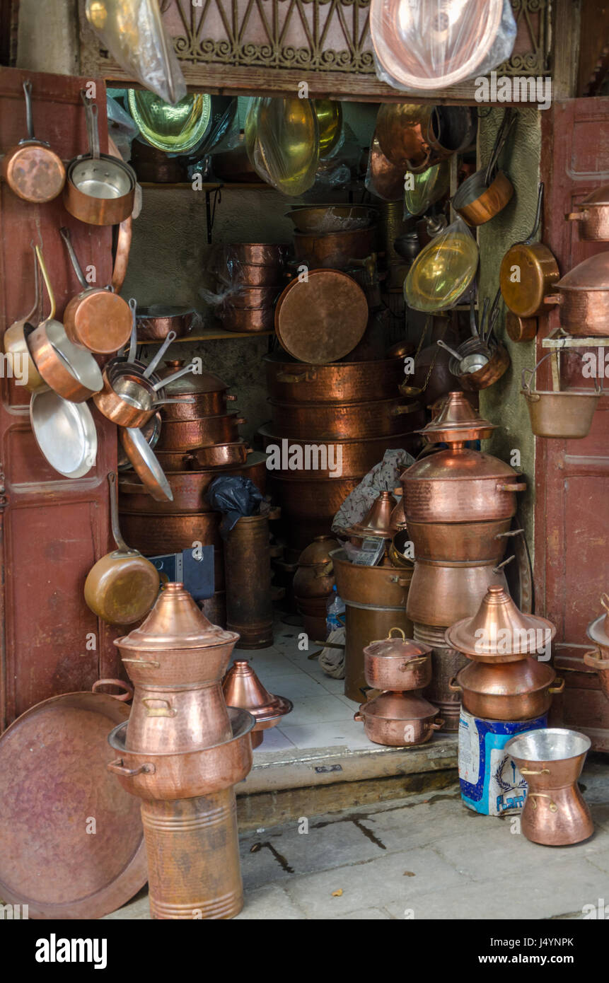 El cobre ware tienda con vajillas, ollas y sartenes en el trabajo de metales parte de Fez, Marruecos soukh'. Foto de stock