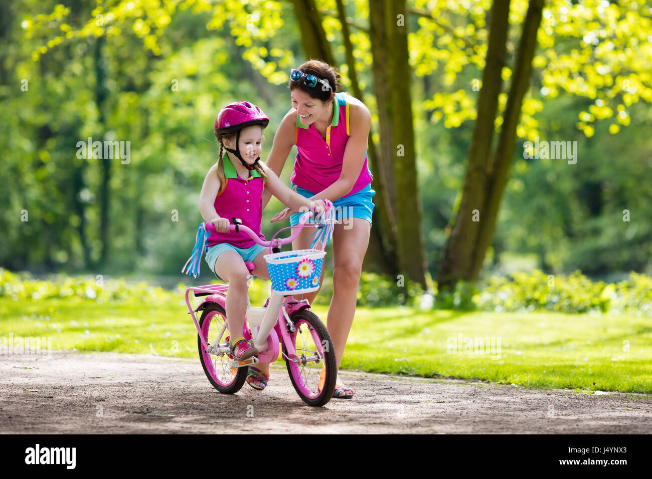 Bicicleta Que Viaja Del Niño En Gafas Del Arco Iris Y Casco En Parque  Imagen de archivo - Imagen de hembra, parque: 92560667