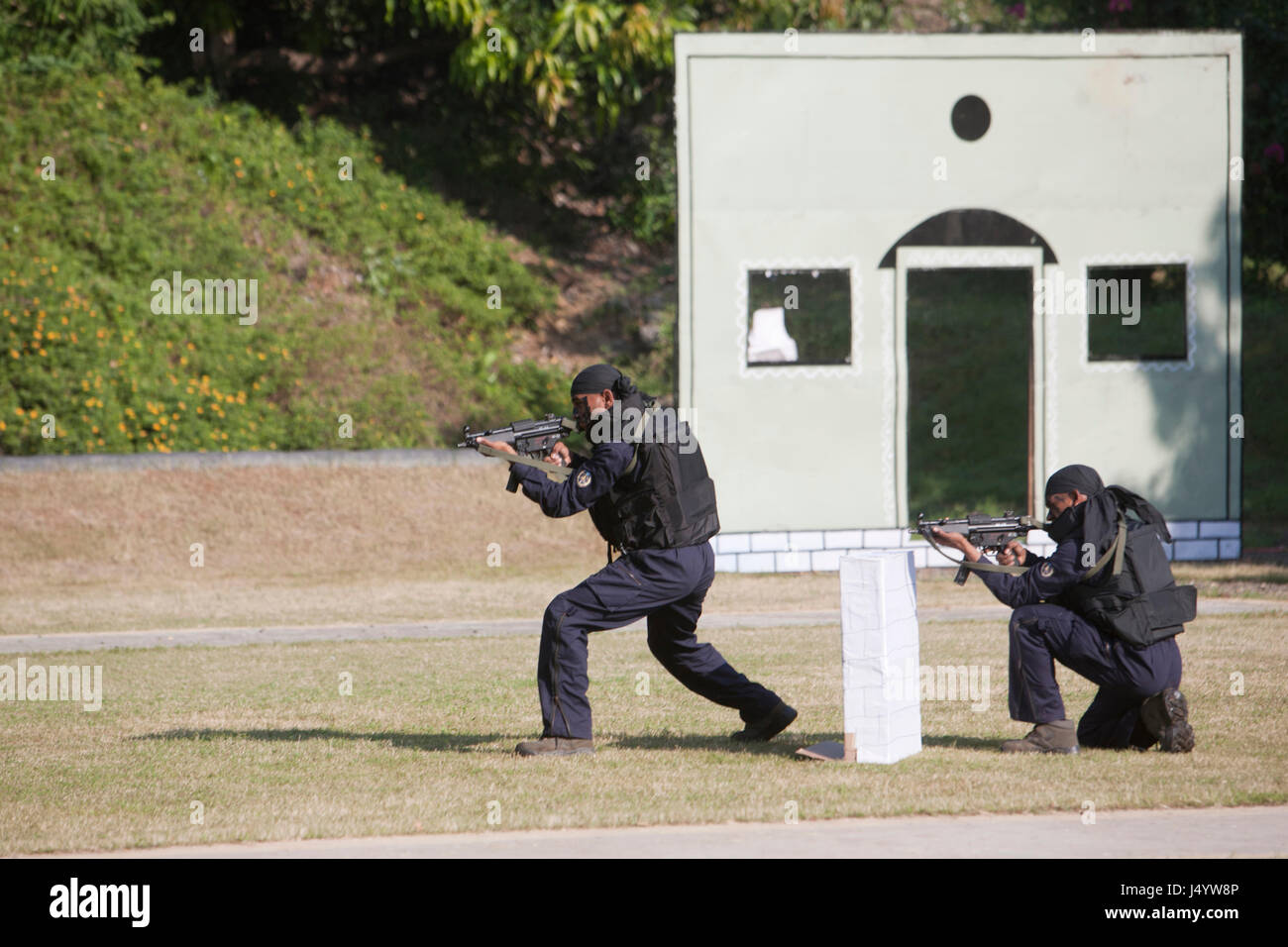 Commando toma parte en ataque terrorista simulado, Bombay, Maharashtra, India, Asia Foto de stock