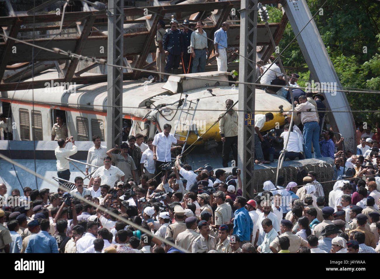 Puente de canalización de agua accidente cayó en trenes en movimiento, Thane, Mumbai, Maharashtra, India, Asia Foto de stock