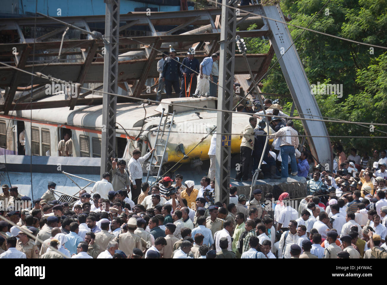 Accidente de canalización de agua cayó en trenes en movimiento, Thane, Mumbai, Maharashtra, India, Asia Foto de stock