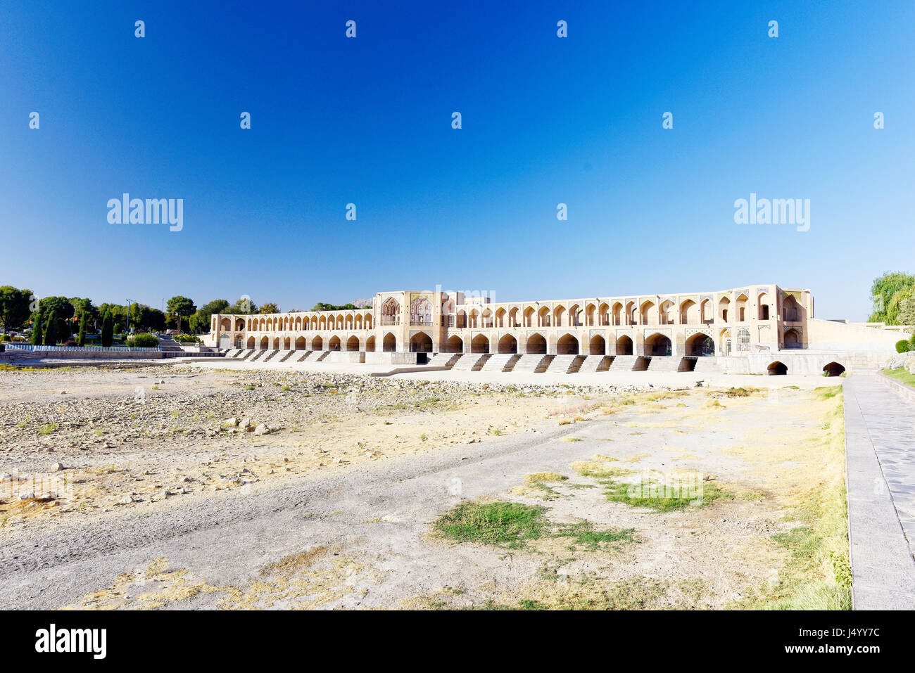 Sio Seh bridge (Puente de los 33 arcos) o el puente sobre el río Zayandeh Khaju, Isfahan, Irán Foto de stock