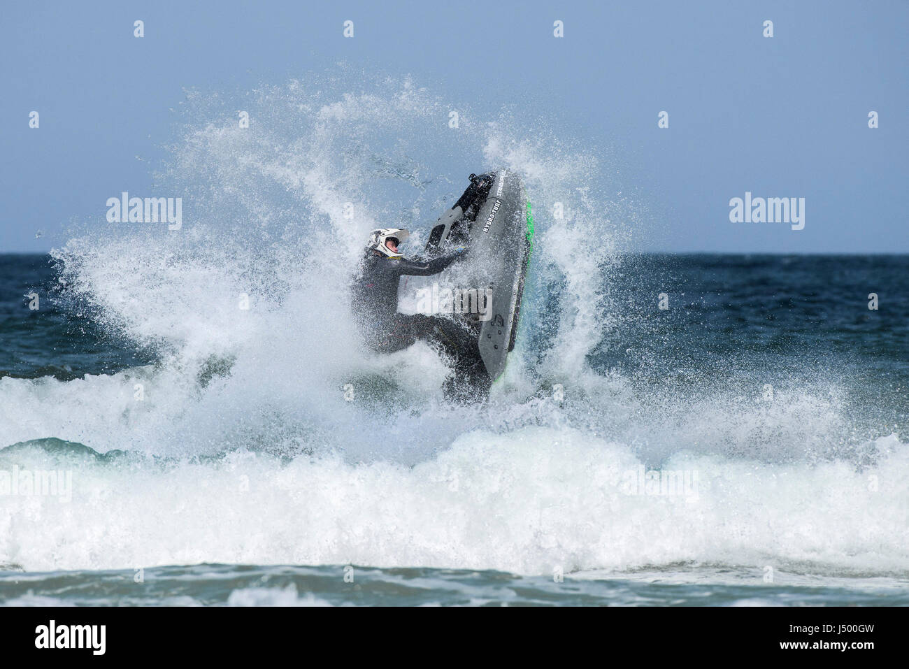Jet ski jet ski acción espectacular Antena Antena truco stunt IFWA Batalla campeonatos de pilotos de competición el rocío del mar Rider Foto de stock