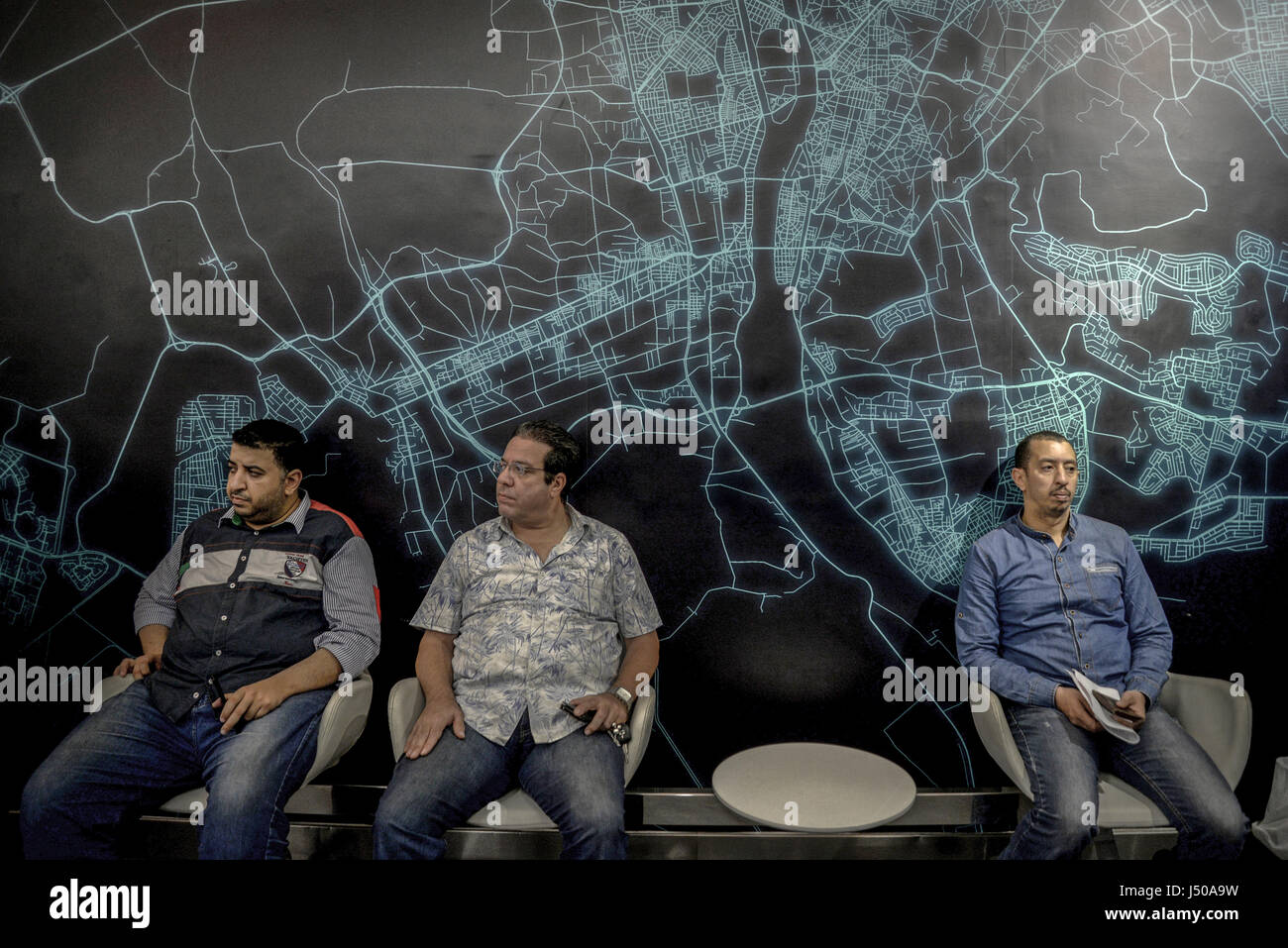 El Cairo, Egipto. El 11 de mayo, 2017. Controladores Uber sentarse en un servicio y un centro de formación de la compañía en El Cairo, Egipto, 11 de mayo de 2017. Desde la empresa de transporte Uber entró en el mercado más populoso del mundo árabe en el otoño de 2014, más de 50.000 conductores ya han aplicado. Foto: Gehad Hamdy/dpa/Alamy Live News Foto de stock